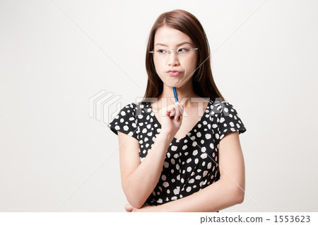 一個女人在她二十多歲的筆 1553623