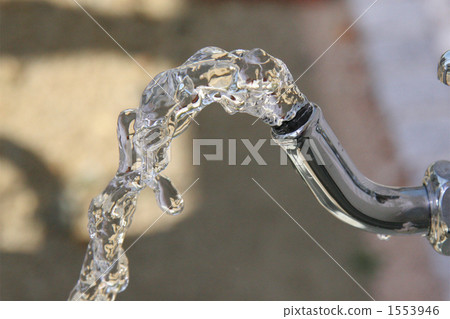 Water and faucet 1553946