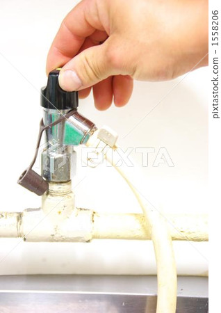 Tighten the main plug - 2 1558206