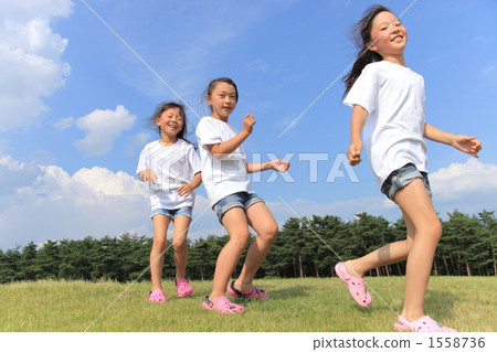 女孩在山上跑 1558736