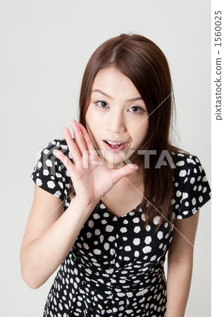 二十多歲的一個耳語的女人 1560025