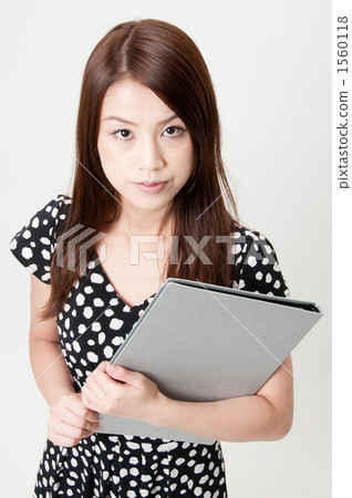 Women in their 20s with materials Women in their 20s with materials 1560118