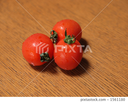 Three mini tomatoes 1561180