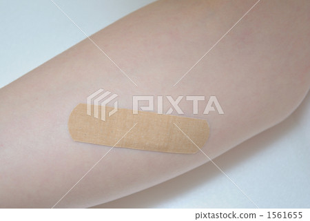 Adhesive plaster on arm 1561655