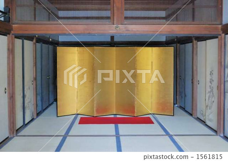 Room with gold folding screen 1561815