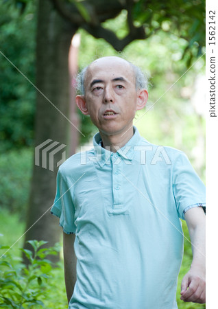 高級男子帶著微笑 1562142