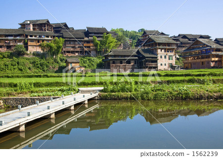 Yon村莊的農村風景 Yon村莊的農村風景 1562239