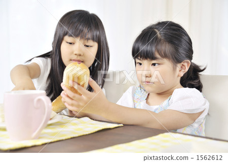 primary school child, primary school student, schoolchild 1562612