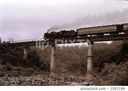 D51 towing passenger train going through the Iron Bridge Showa 46th Hakodate Main Line D51 towing passenger train going through the Iron Bridge Showa 46th Hakodate Main Line 1565166