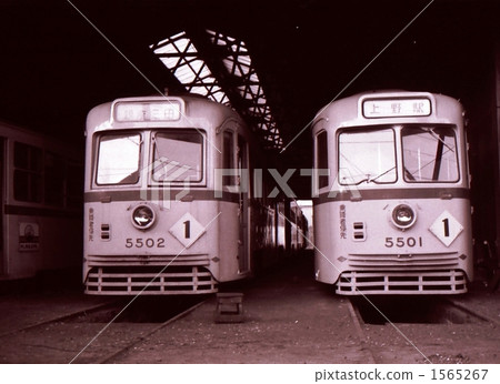 1962 年，都電銀座線停駛的那一天，東京三田車庫內的 5,500 型車。 1565267