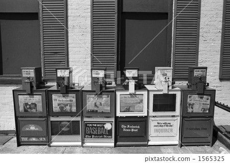 Newspaper selling machine 1565325