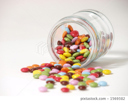 大理石巧克力從瓶子裡溢出 1569382