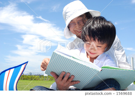 Fall of reading with grandma 1569688