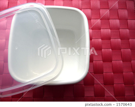 tupperware, enamel, enamelled metalware 1570643