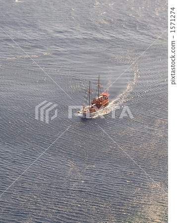 Sightseeing boat in Caldera Bay (Santorini) 1571274