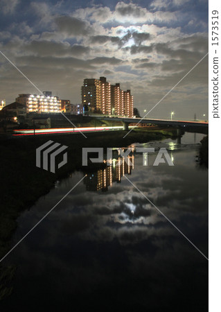 公寓 河流 雲彩 1573519