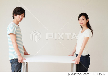 兩個人拿著一張桌子 兩個人拿著一張桌子 1573532