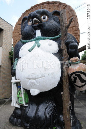 A giant raccoon public phone 1573943