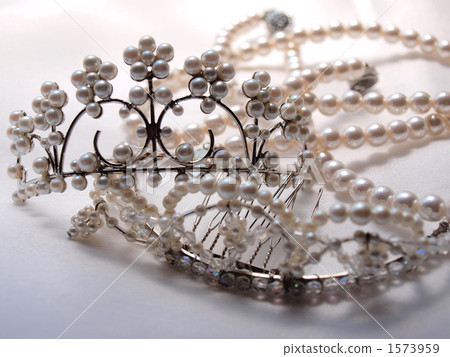 純白色蕾絲和頭飾,珍珠項鍊 純白色蕾絲和頭飾,珍珠項鍊 1573959