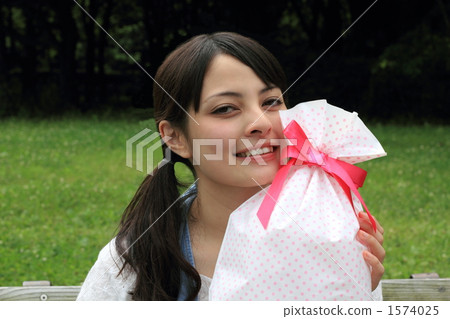 Present gift woman (casual female college student society foreigner half professional student college student) 1574025