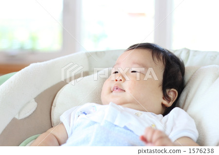 上半身 仰面躺 幼兒 1576238