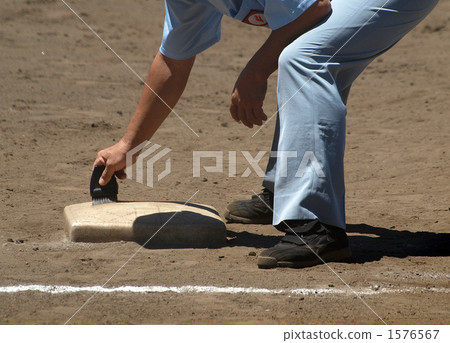 支付一壘土壤基地的第一個地下室 1576567