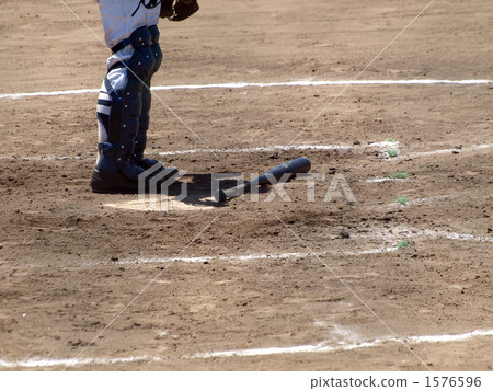 A catcher standing dumbfounded when a sending agent is decided 1576596