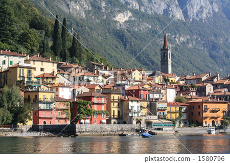 科莫湖岸邊的一個小鎮 1580796