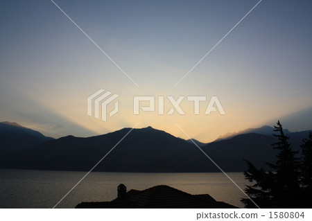 Morning glow of Lake Como 1580804