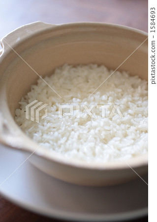 在鍋中煮熟的米飯用白米飯煮熟 在鍋中煮熟的米飯用白米飯煮熟 1584693