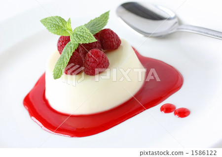 Panna cotta with raspberry sauce Panna cotta with raspberry sauce 1586122