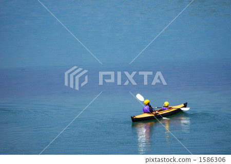 Parent and child of canoe 1586306