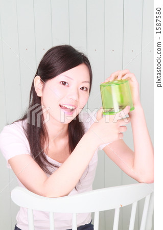 有存錢罐的一名婦女 1587580