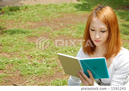 讀書的婦女在草坪 讀書的婦女在草坪 1591243