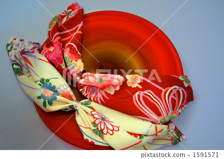 Wedding ring and crepe napkin 1591571