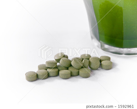 Green juice and tablets 1592961