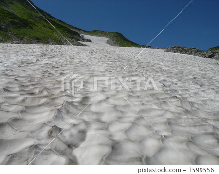在立山的剩余雪 1599556
