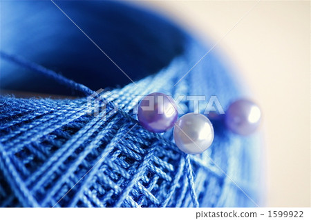 Blue lace thread and pearl needle (2) 1599922