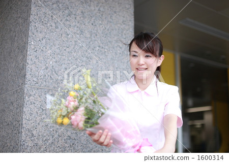 A nurse with a bouquet A nurse with a bouquet 1600314