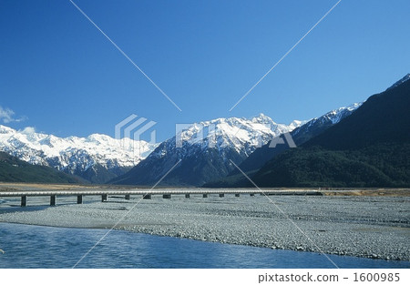 雪山和橋樑 雪山和橋樑 1600985