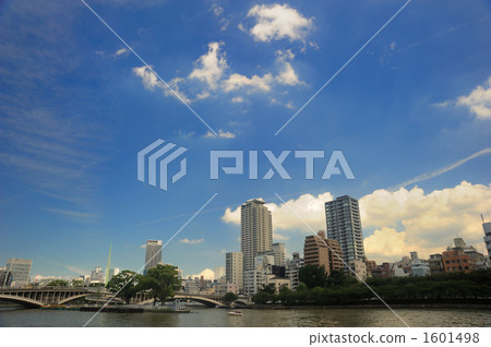 Nakanoshima Park and Osaka cityscape 1601498