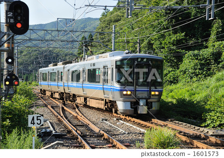 521 series ordinary train entering Omi-Shiotsu Station on the Hokuriku Main Line 1601573