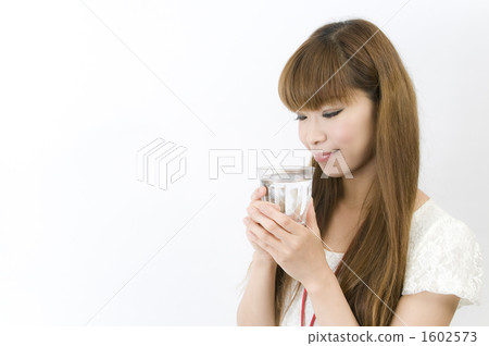 A woman with a cup 1602573