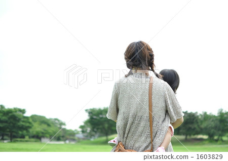 一個女孩在媽媽裡擁抱 1603829