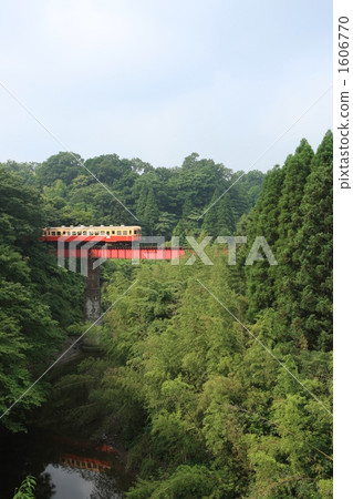 在山的一座紅色鐵橋樑 在山的一座紅色鐵橋樑 1606770