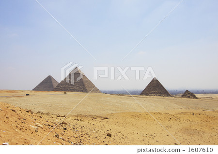 Three Great Pyramids: View from the Viewpoint 1607610