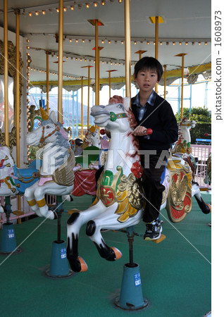一個旋轉木馬的男孩 1608973