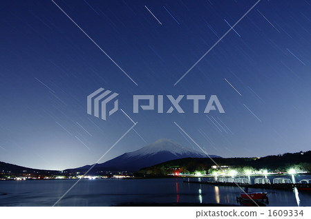 富士山在早春和全天候的光線痕跡 1609334