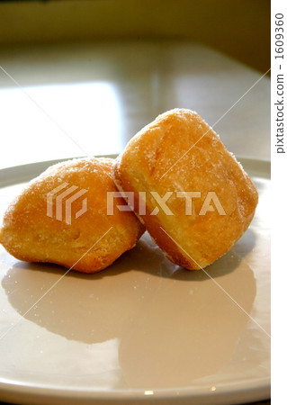 Local popular sweets 1609360