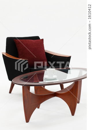 矮桌和咖啡杯和沙發 1610412